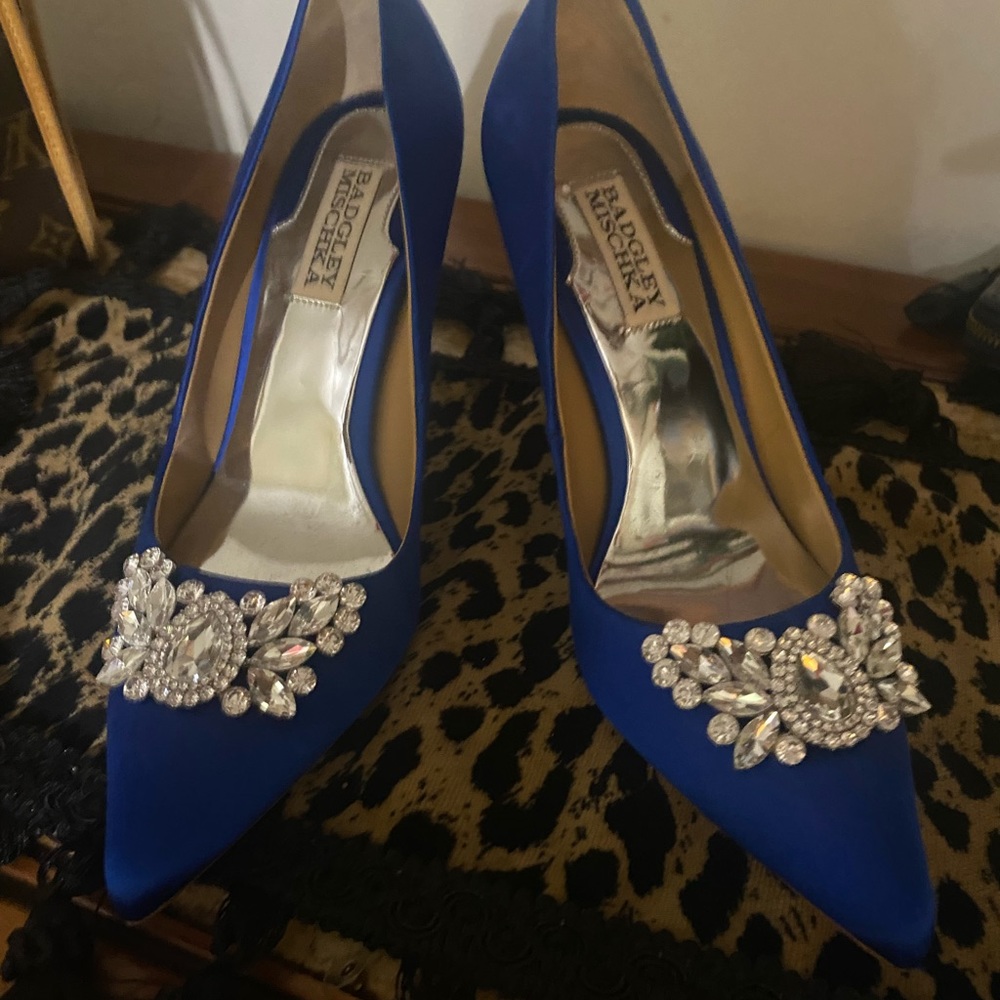 Beautiful  blue Satin Brooch Embellished Stiletto Pumps. New.